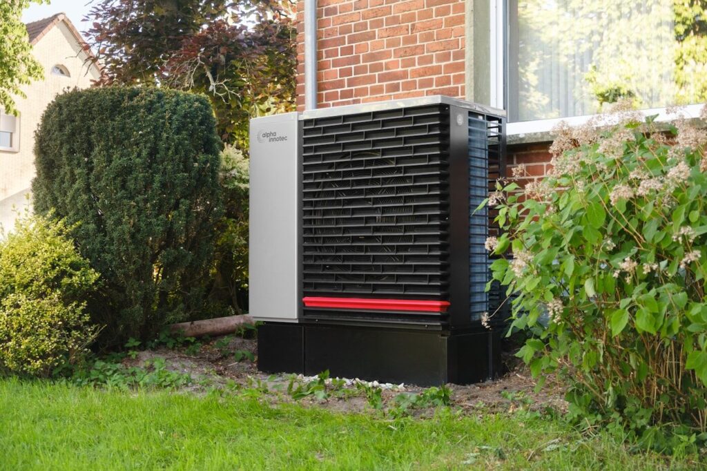 Thermopompe extérieure installée devant une maison à Montréal